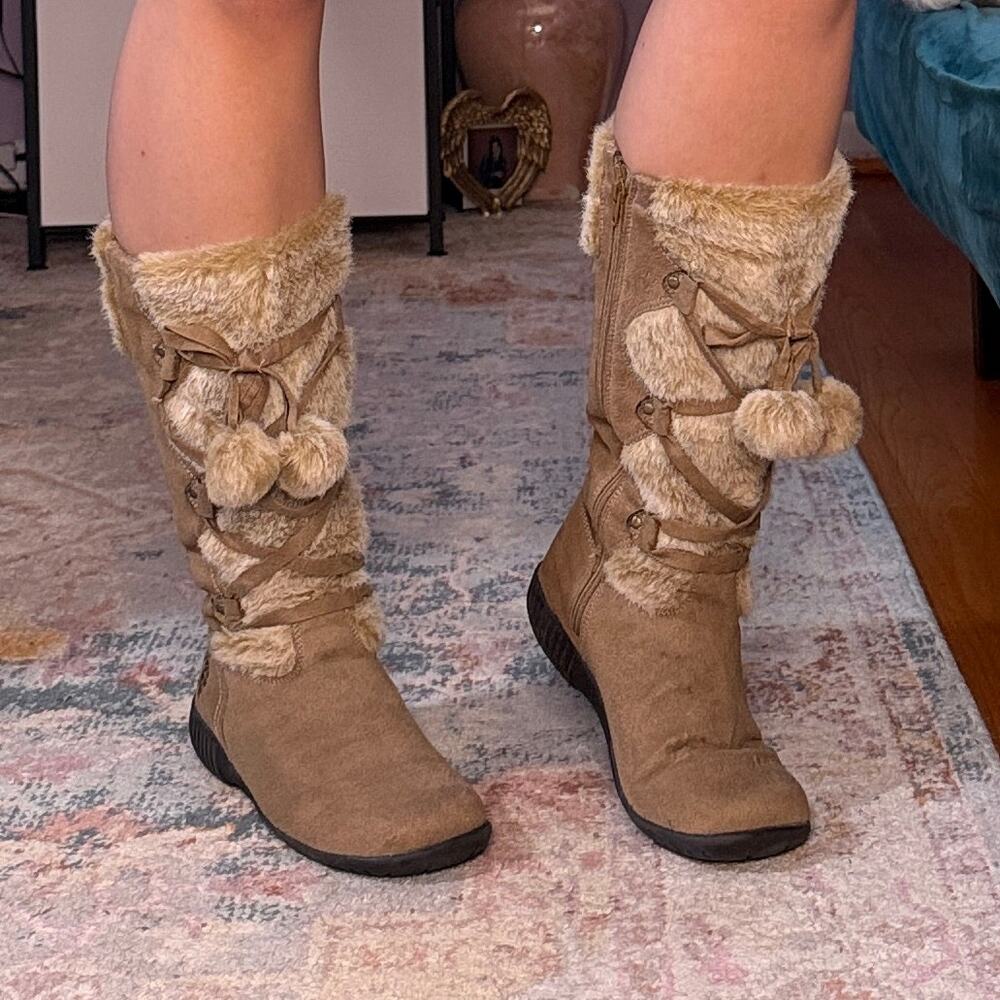Vintage Y2K tan fuzzy boots